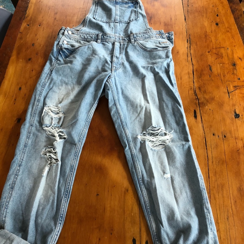 H&M Light wash distressed overalls size 8